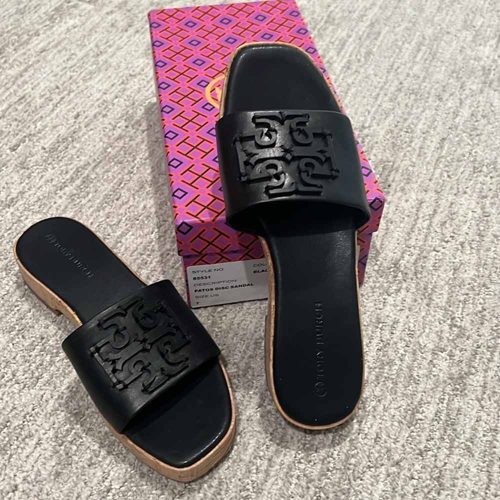 TORY BURCH LOGO LEATHER AND CORK SANDALS - Picture 2 of 4